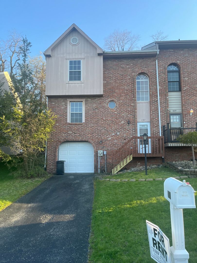 Pittsburgh Townhome: 157 Villa Dr