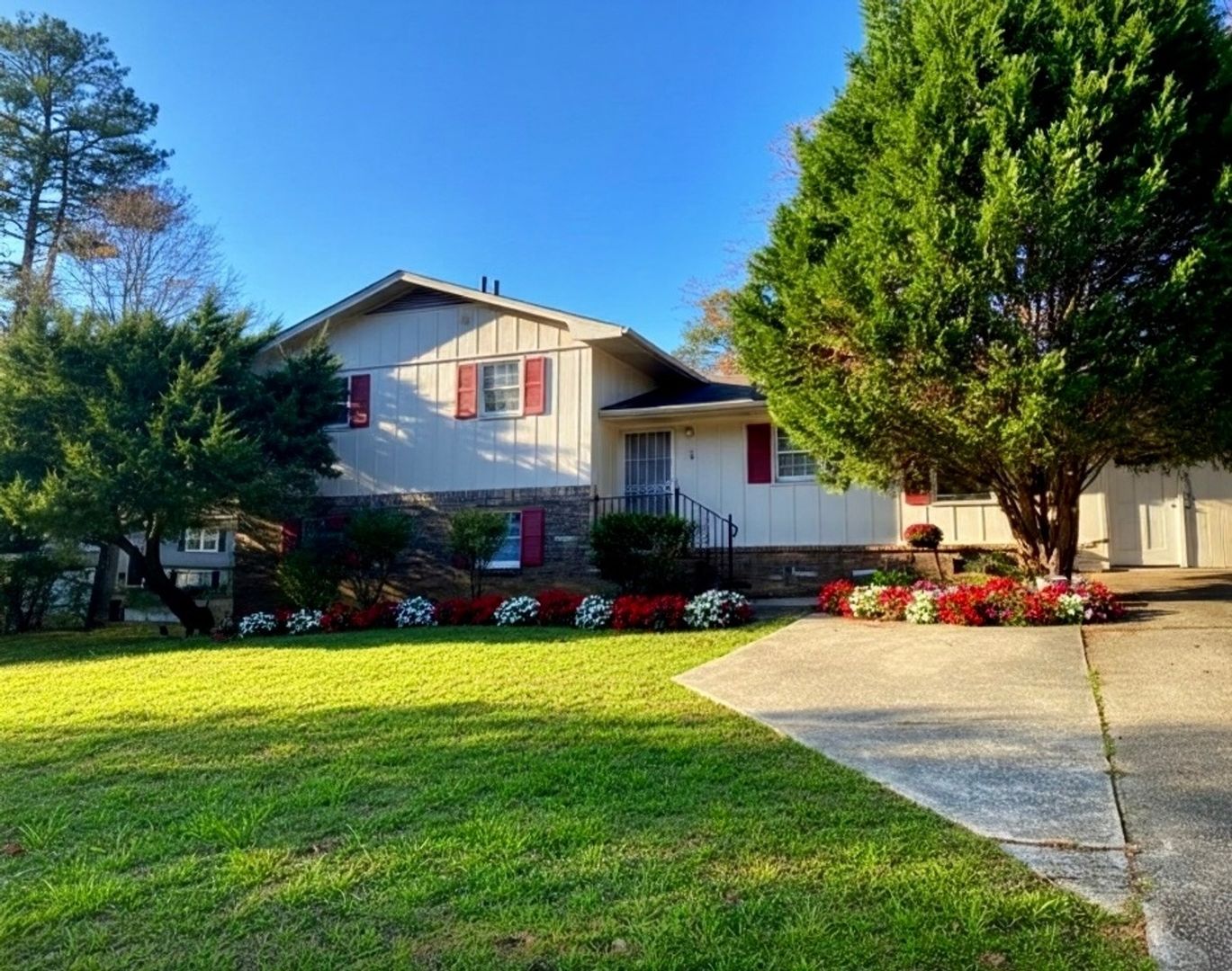 Riverdale House: 6433 Valley Brook Dr