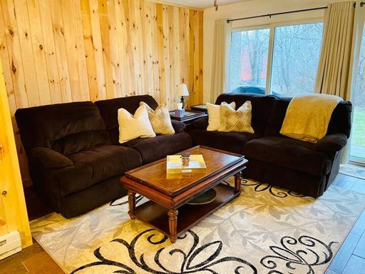 Charming 3BR Townhome in Hunter