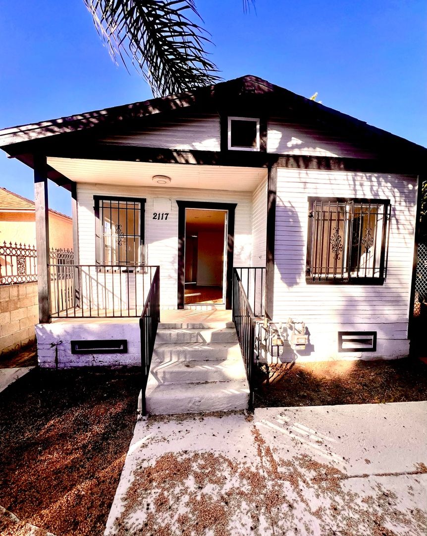 Los Angeles Townhome: 2117 E 112th St