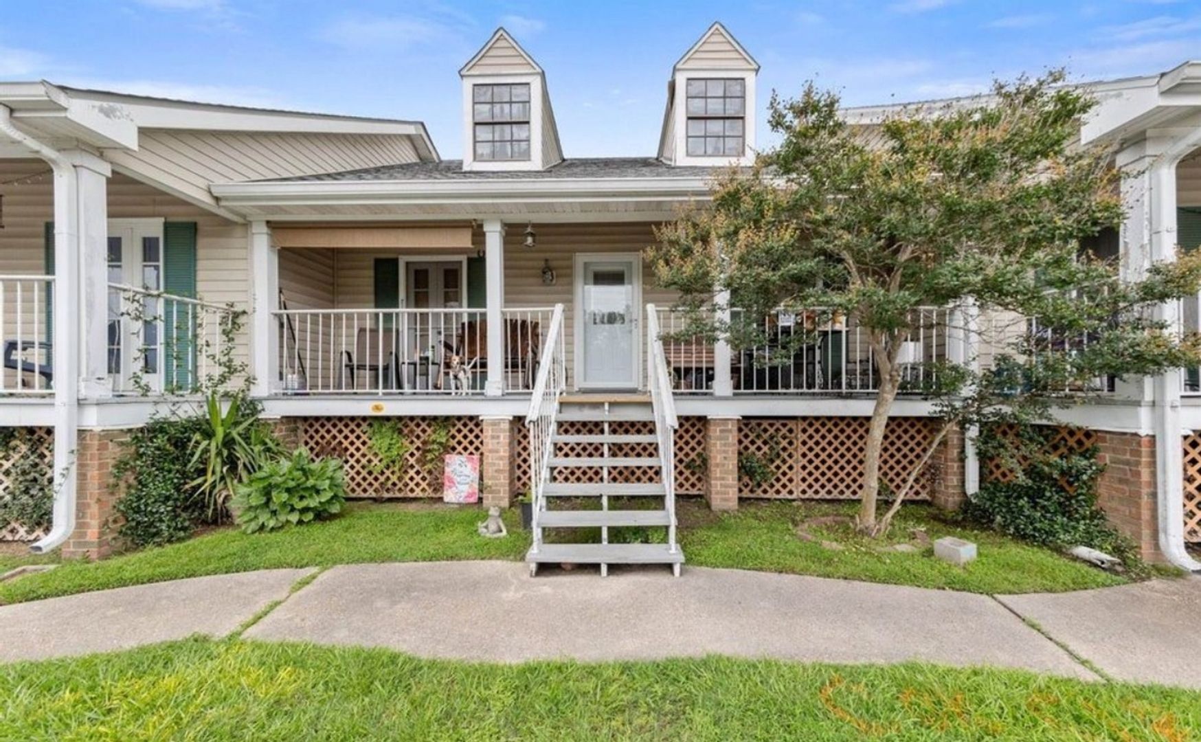 Lafayette House: 100 Teal Ln