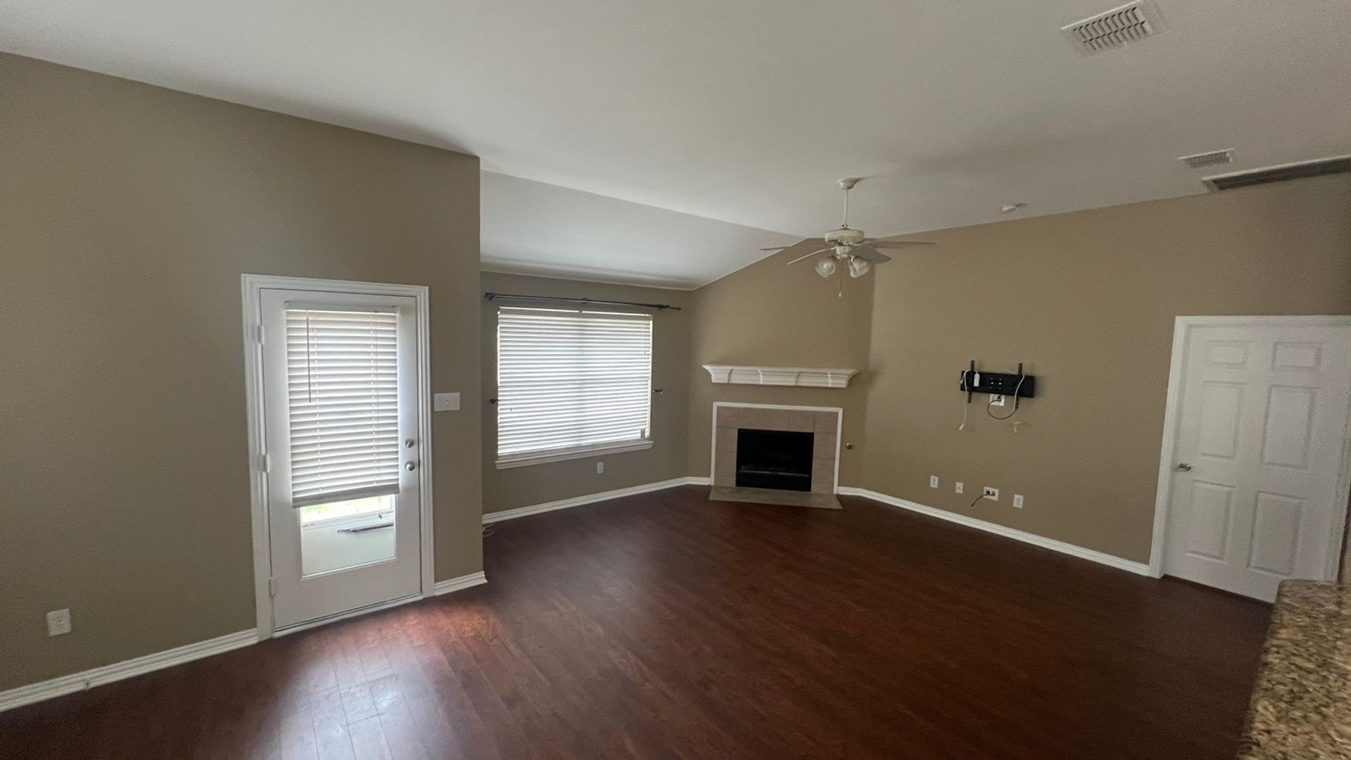 Euless House: 409 Lois Ln