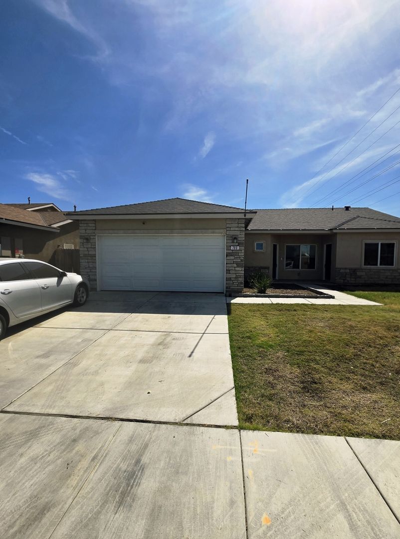 Porterville House: 799 W Brown Ave