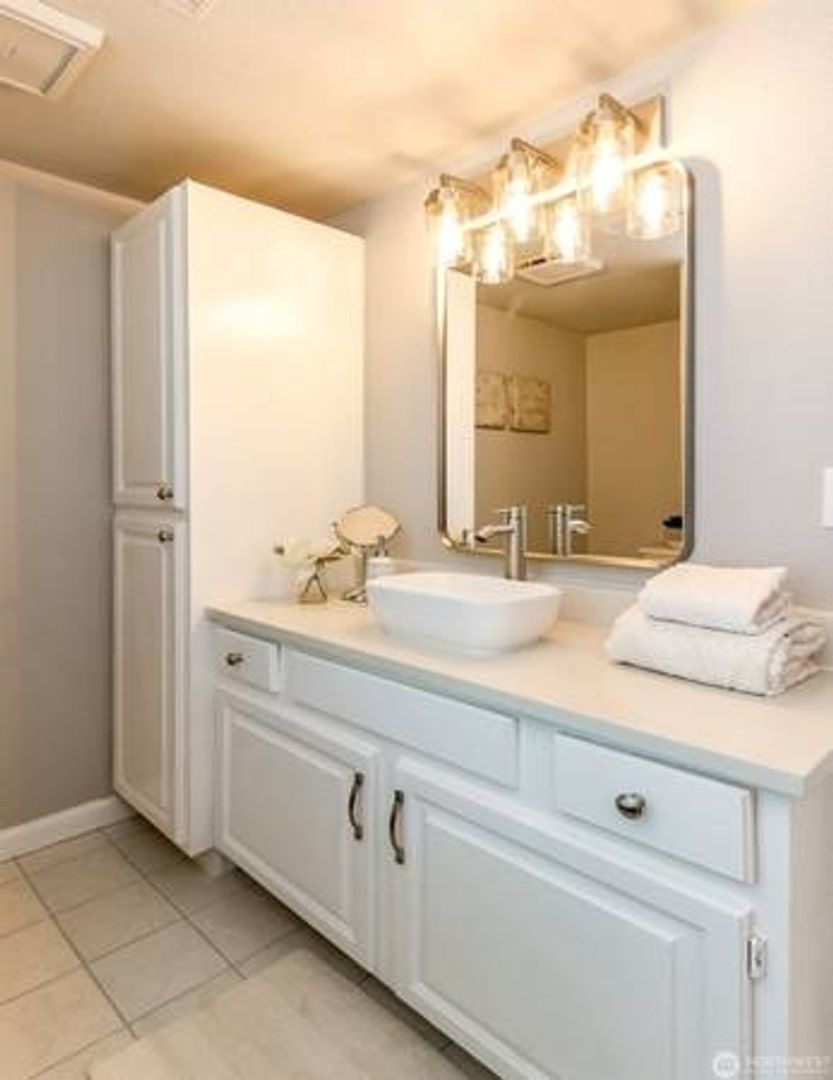 Federal Way House: 30240 7th Ave S