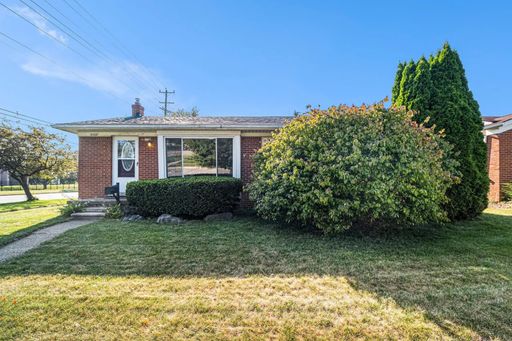 Charming 3BR Warren Home w/ Deck and Garden Backyard – photo 1