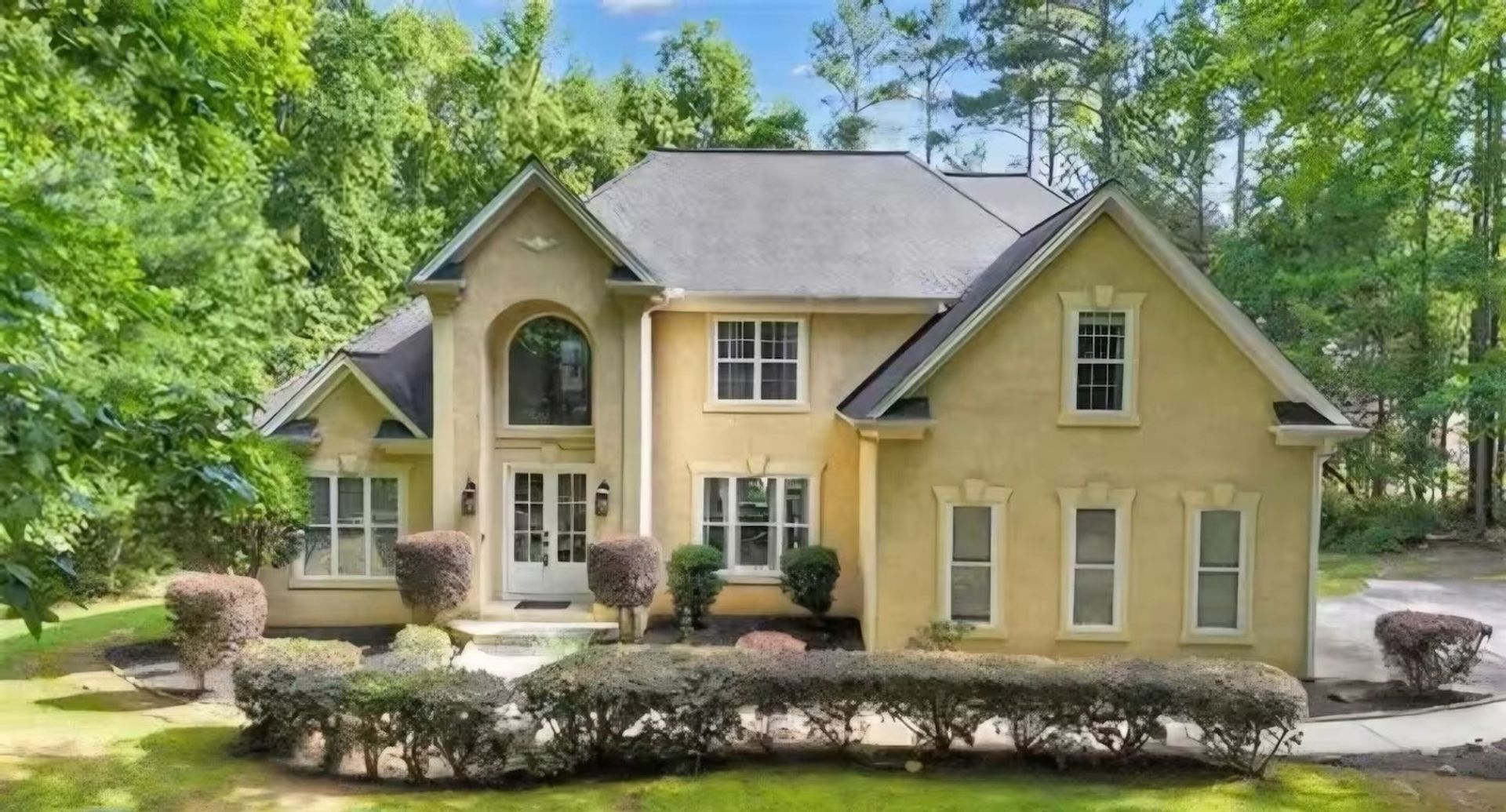Fayetteville House: 551 Lees Mill Rd