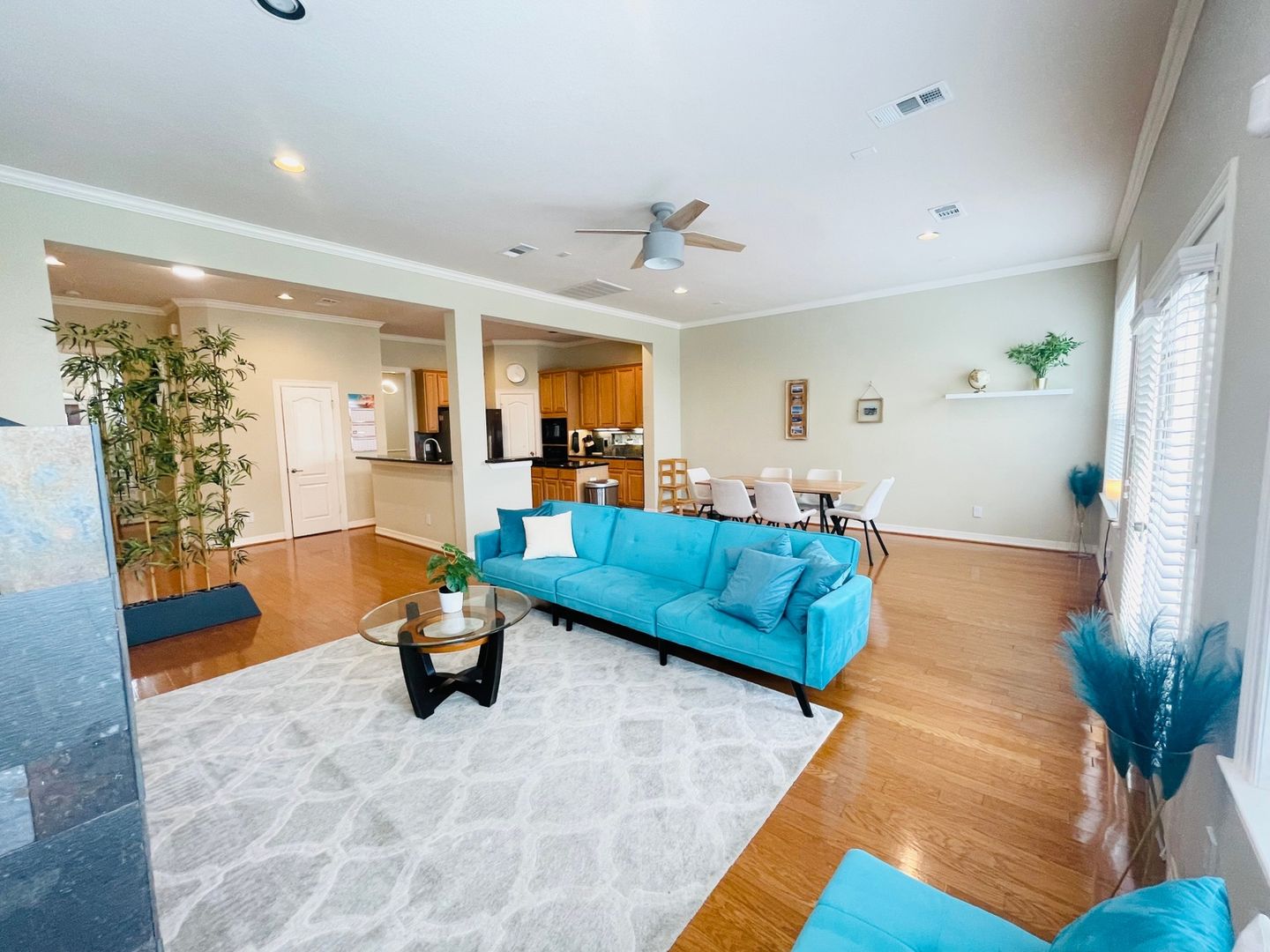 Houston House: 5457 Fairdale Ln