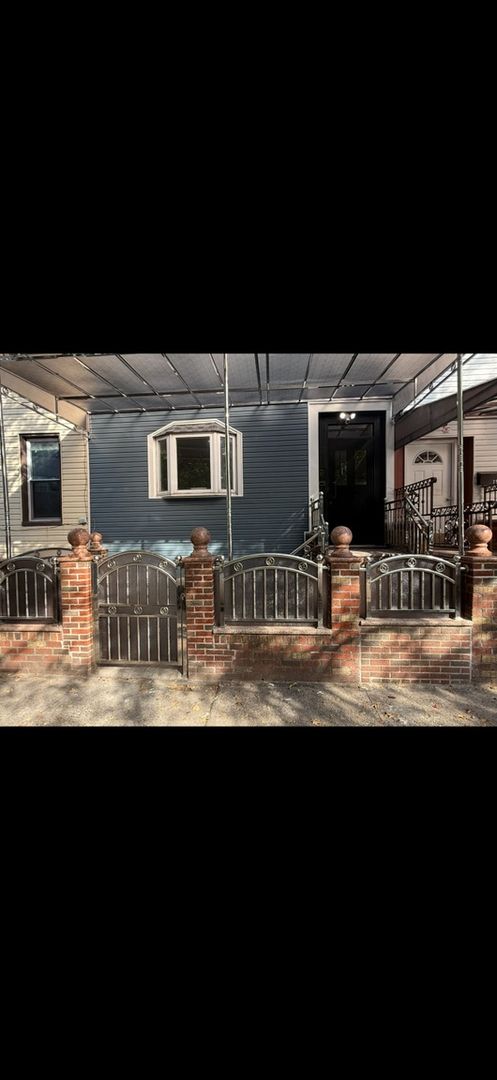 Brooklyn Townhome: 189 Sheridan Ave