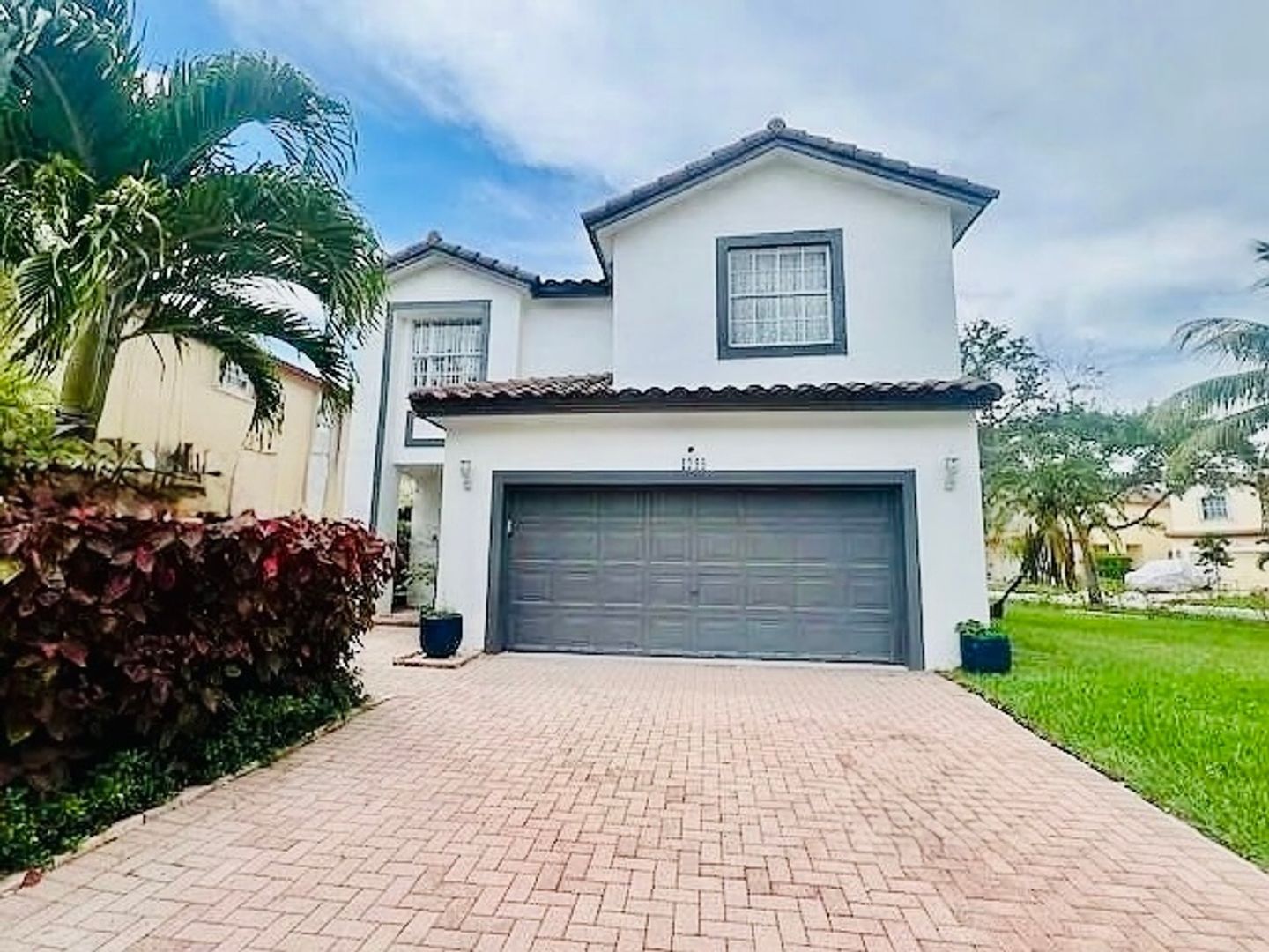 Hollywood House: 1298 Nw 192nd Ter