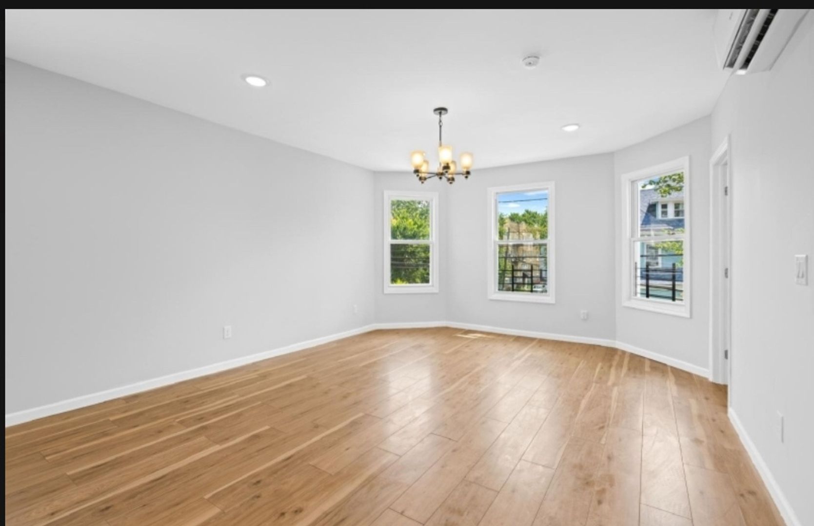 Newark Townhome: 87 Isabella Ave