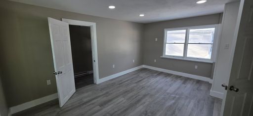 Charming 3BR House in Oswego – photo 1