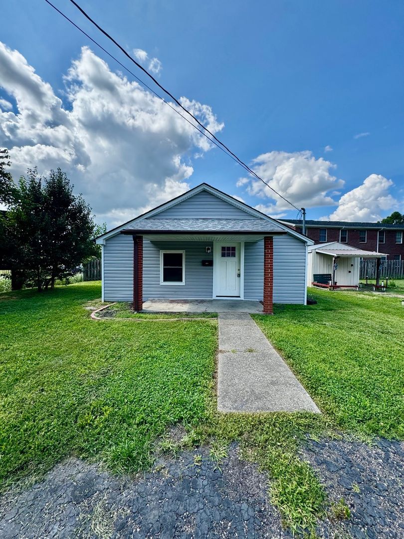 Elizabethtown House: 102 Crabtree Dr