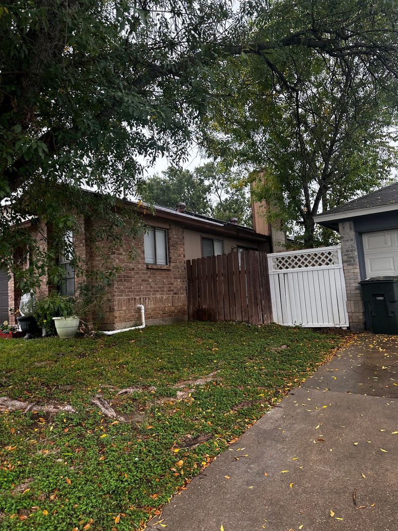 Temple House: 4703 Stone Ridge Dr