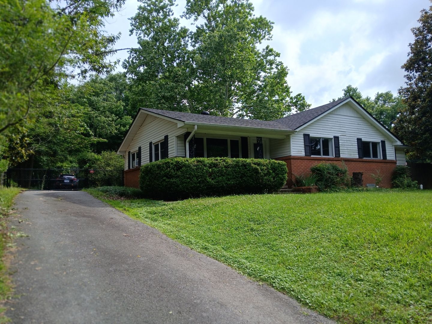 Benton House: 2301 Edison Ave