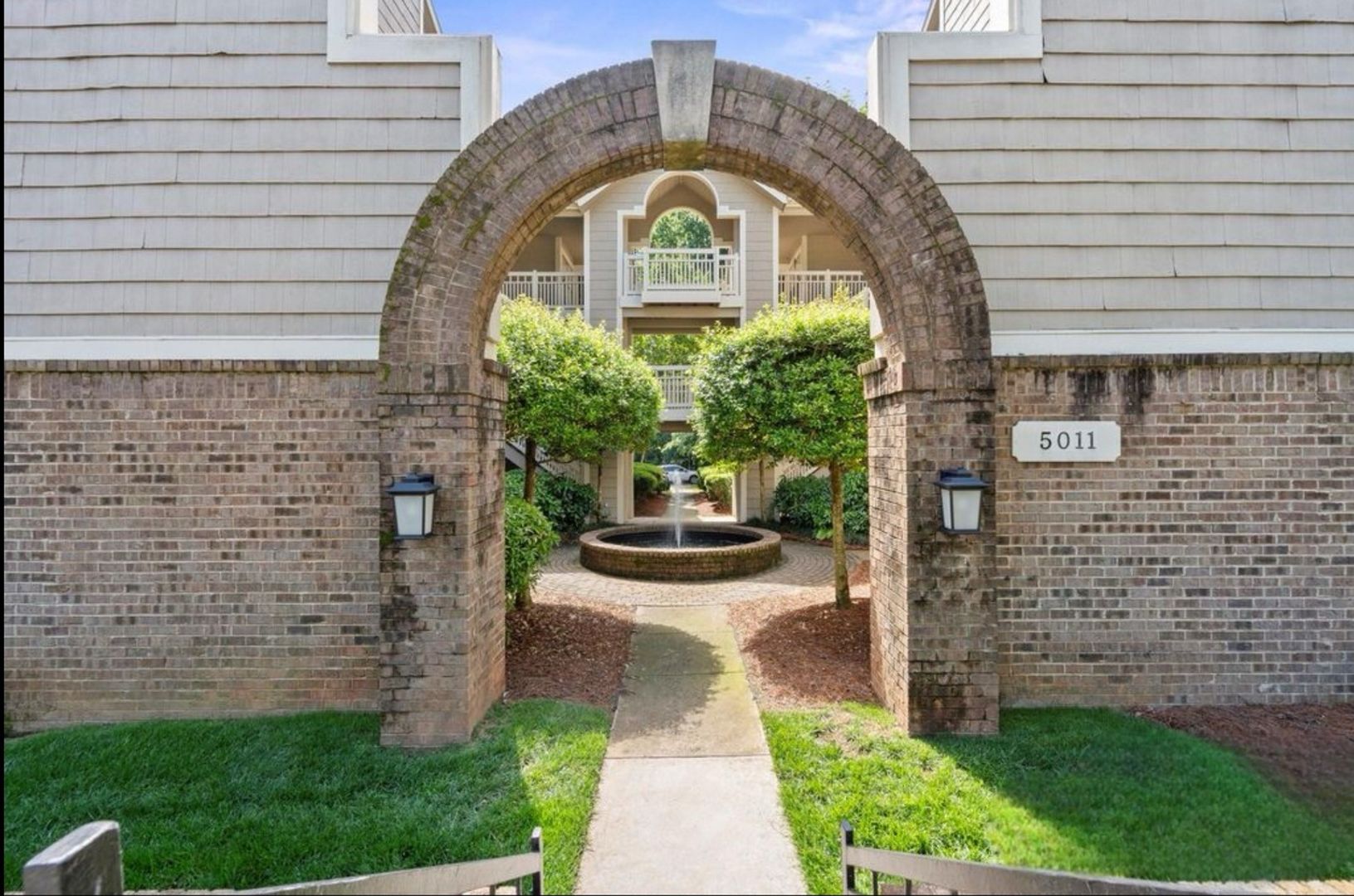 Charlotte House: 5011 Sharon Rd