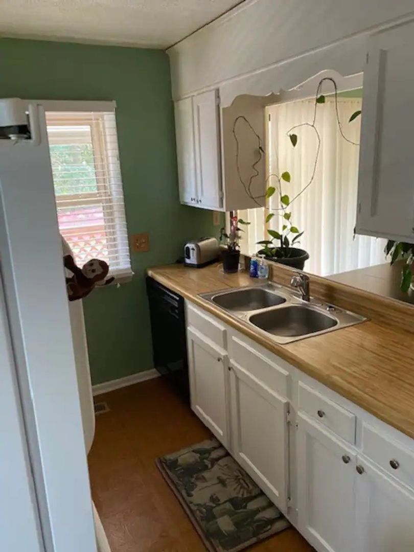 Winston Salem House: 408 Croydon Ln