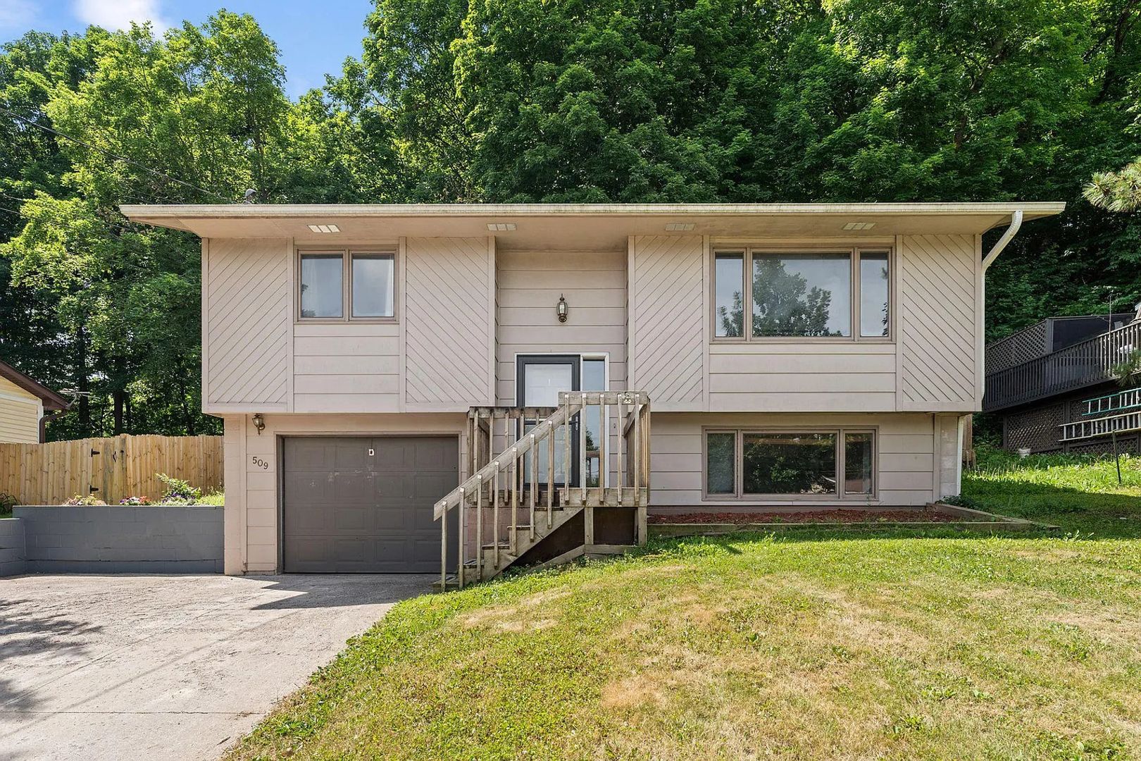 Cannon Falls House: 509 Mill St E