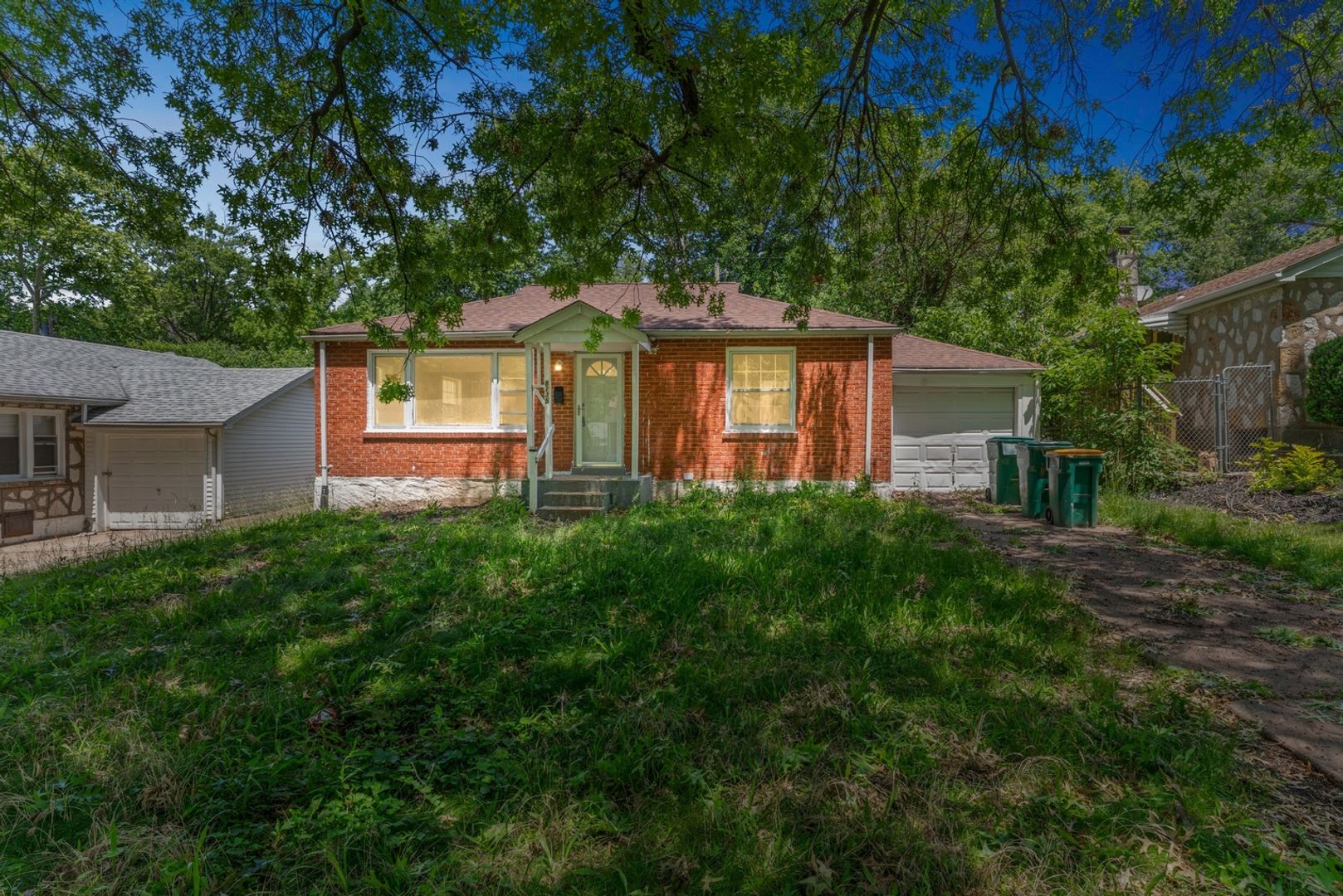 Saint Louis House: 8135 Bloom Dr