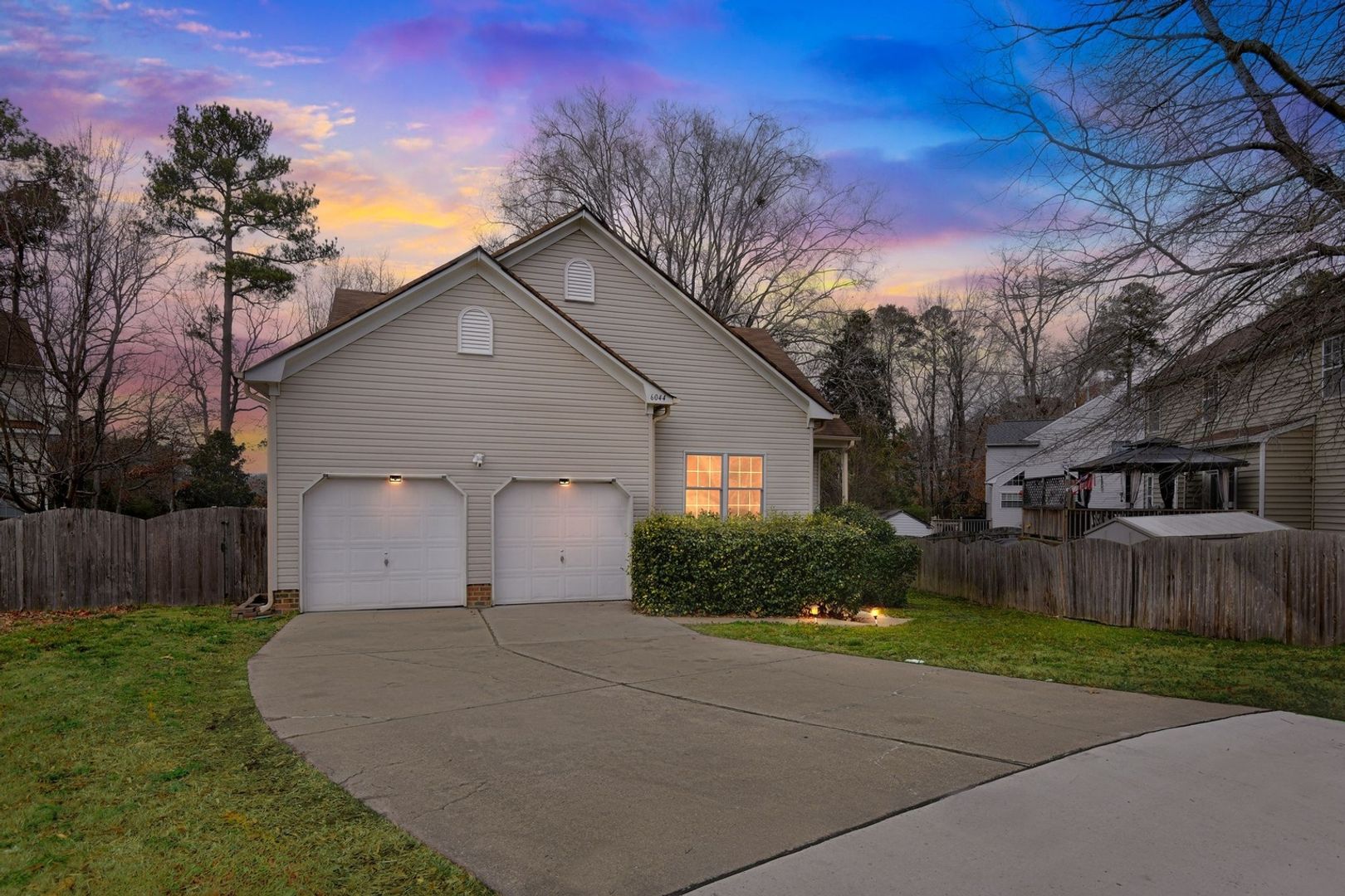 Suffolk House: 6044 Steeplechase Ln