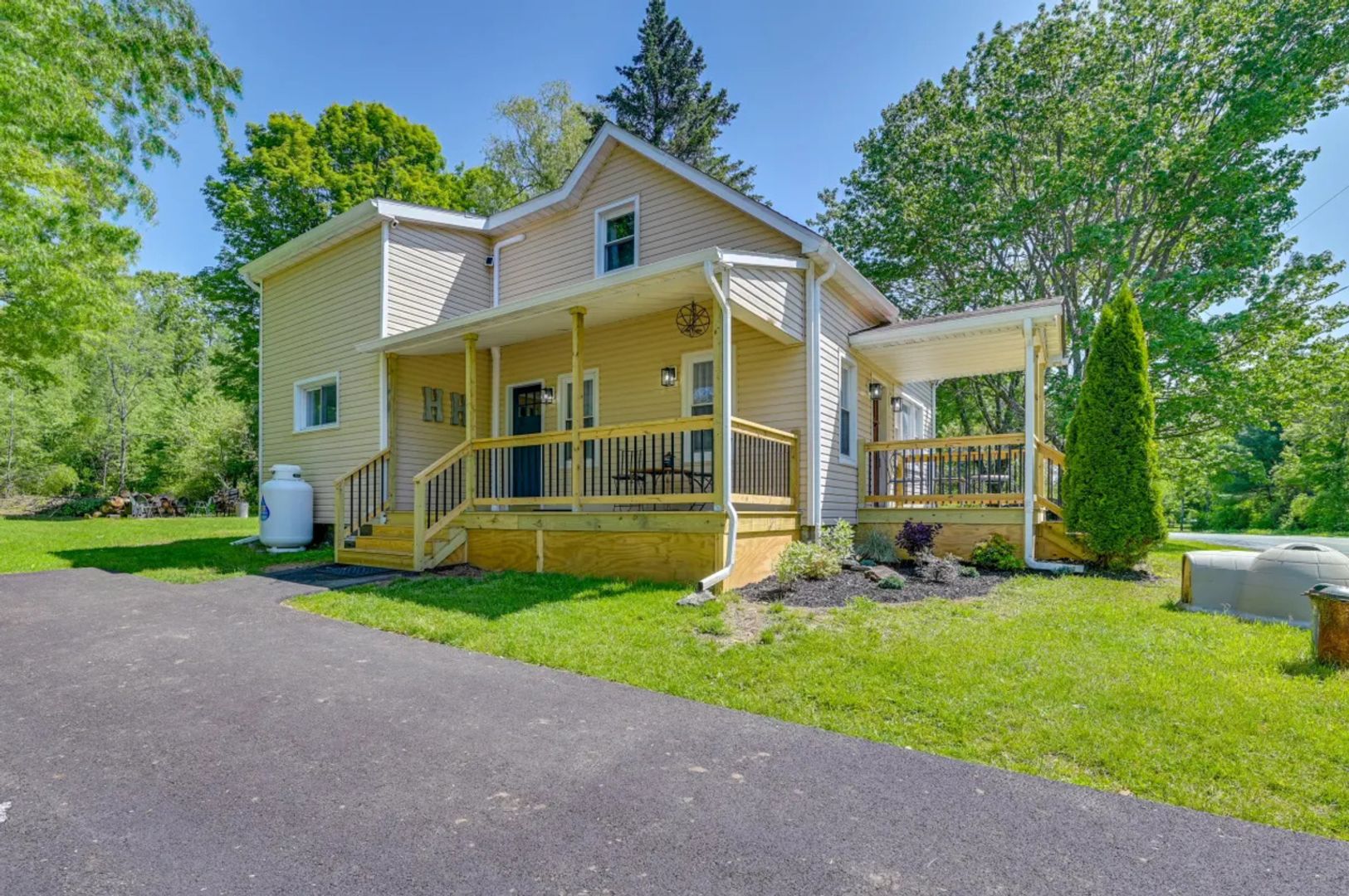 Gansevoort House: 210 Hatchery Rd