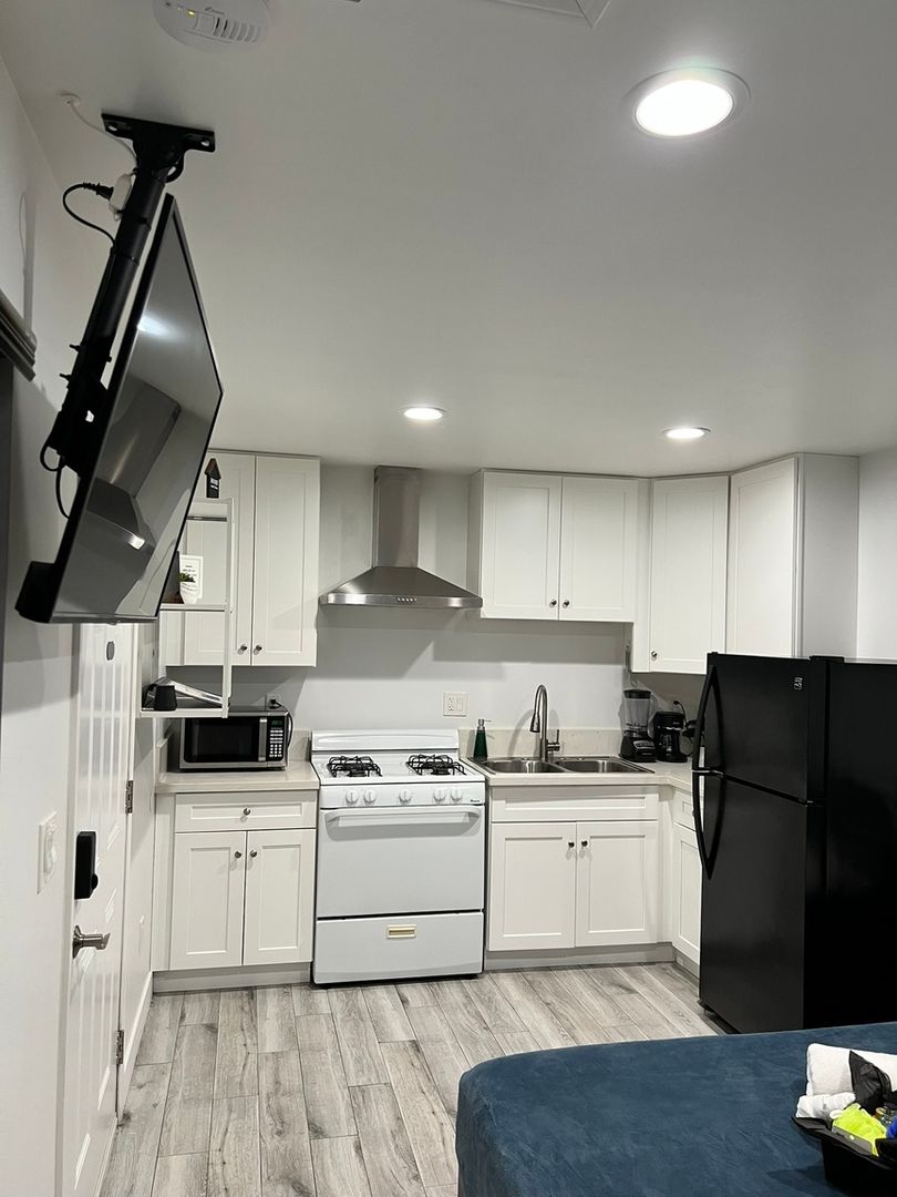 Sun Valley House: 7436 Cleon Ave