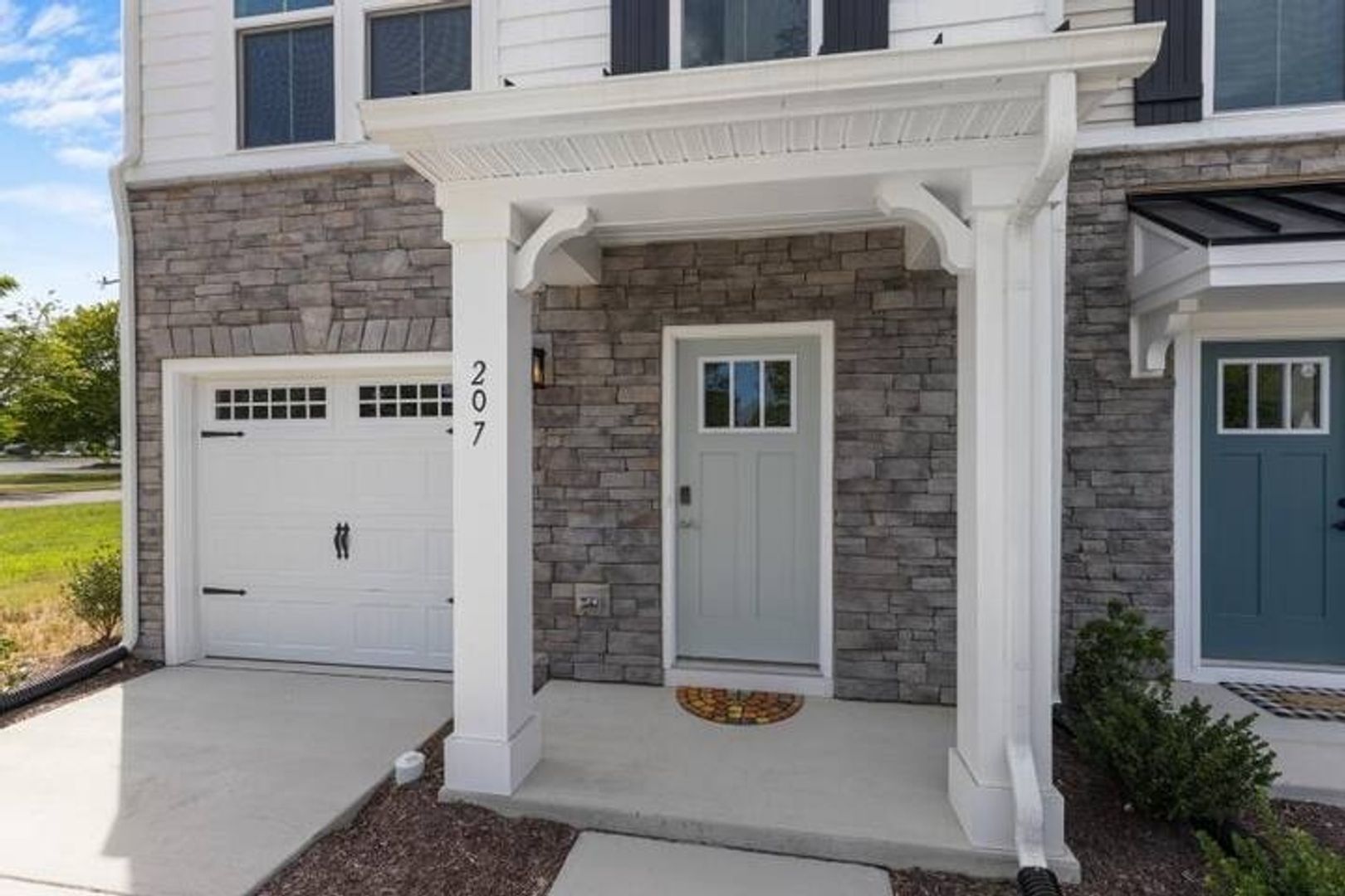 Portsmouth House: 207 Falcon Ave