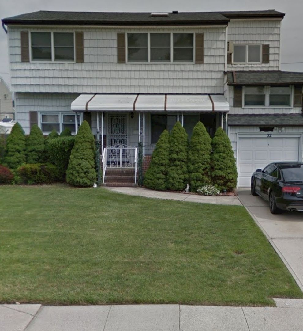 Hicksville Townhome: 32 Scooter Ln