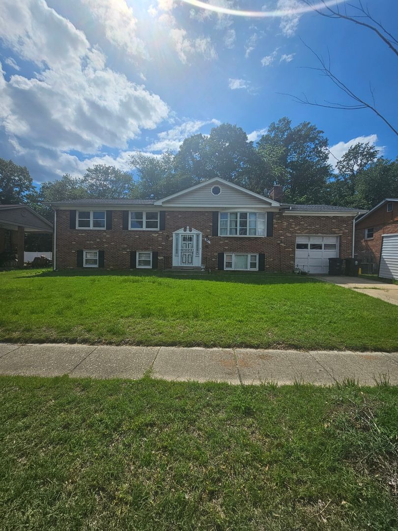 Clinton House: 9511 Pin Oak St