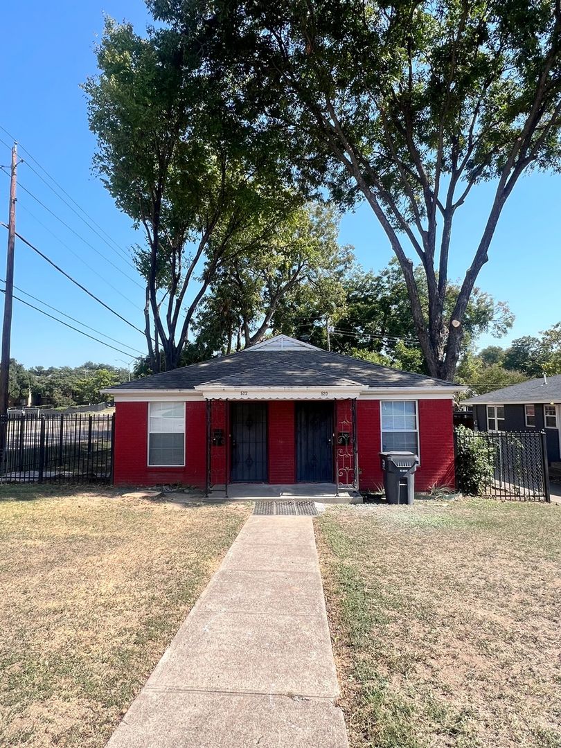 Dallas Townhome: 520 N Montreal Ave