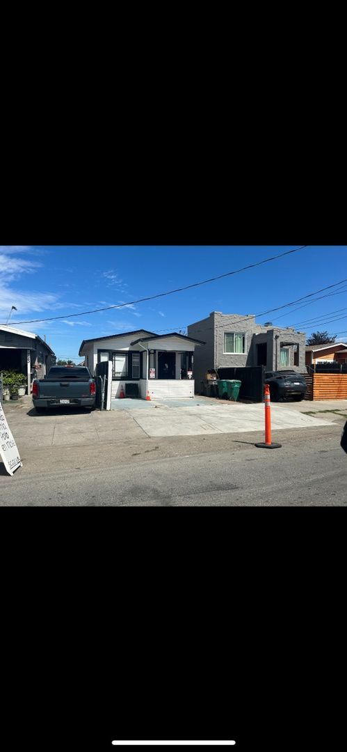 Oakland Townhome: 1225 92nd Ave