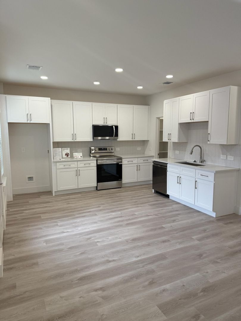 Grand Prairie Townhome: 144 Pinkie Holmes Dr