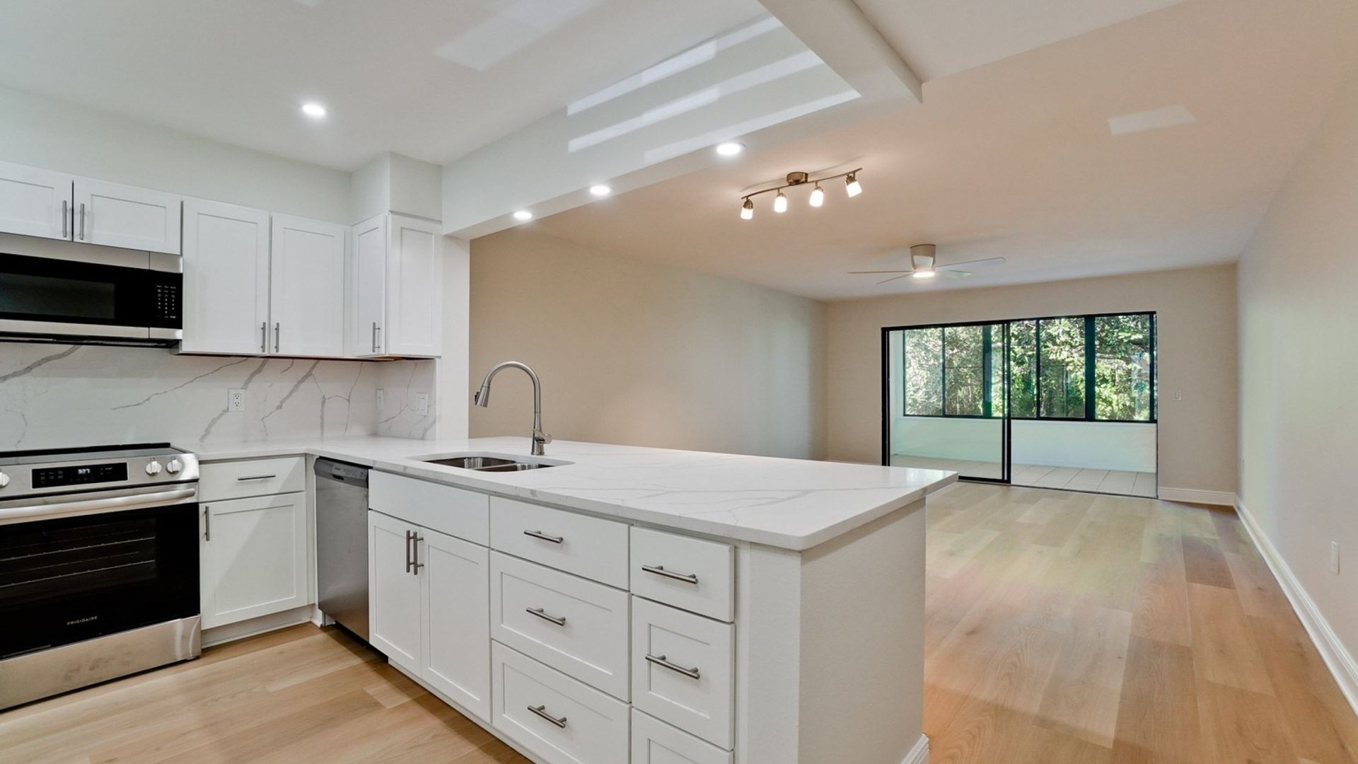 Bradenton Condo: 542 Lakeside Dr