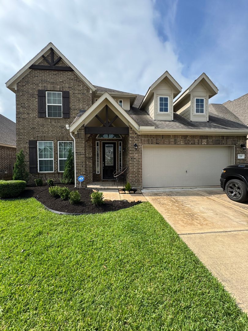 Alvin House: 221 Ashley Way