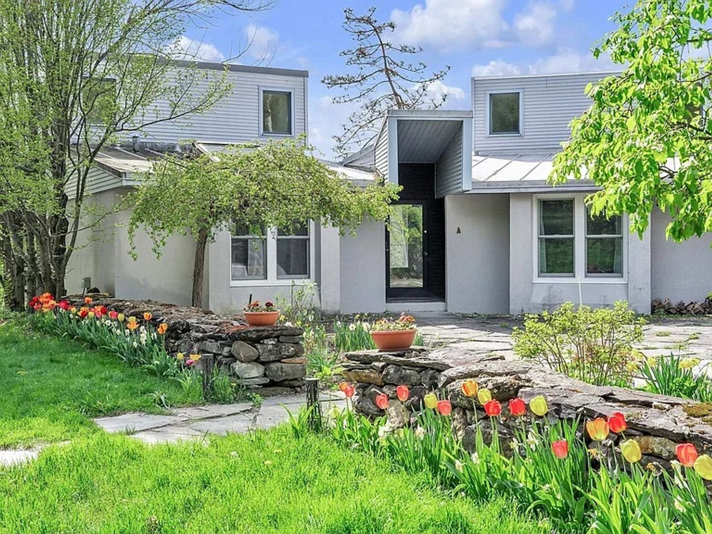 South Woodstock Townhome: 148 E Hill Rd