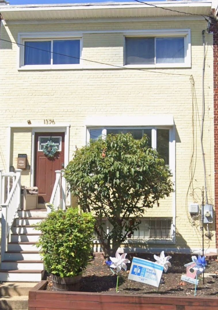 Washington House: 1376 W St Ne