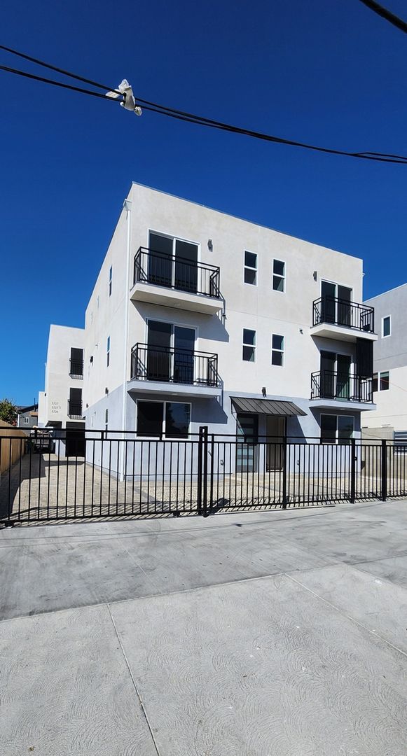 North Hollywood Townhome: 5729 N Klump Ave