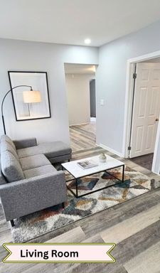 Modern 2BR/ 1BA 2nd Floor apartment near downtown