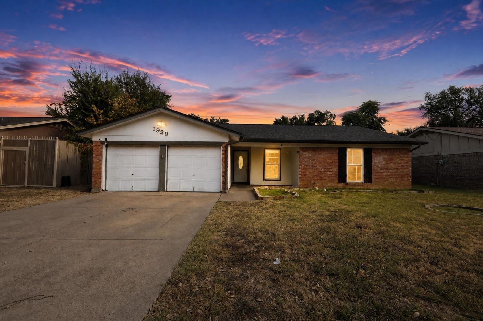Bedford House: 1929 Schumac Ln