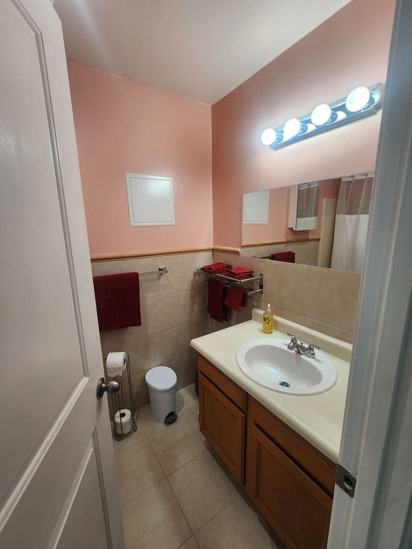 Albuquerque House: 8801 Natalie Ave Ne