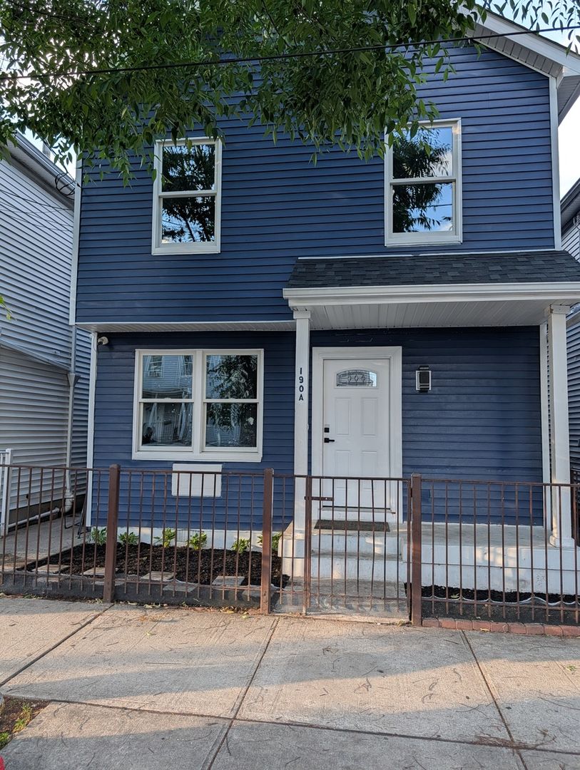 Jersey City Townhome: 190 Dwight St