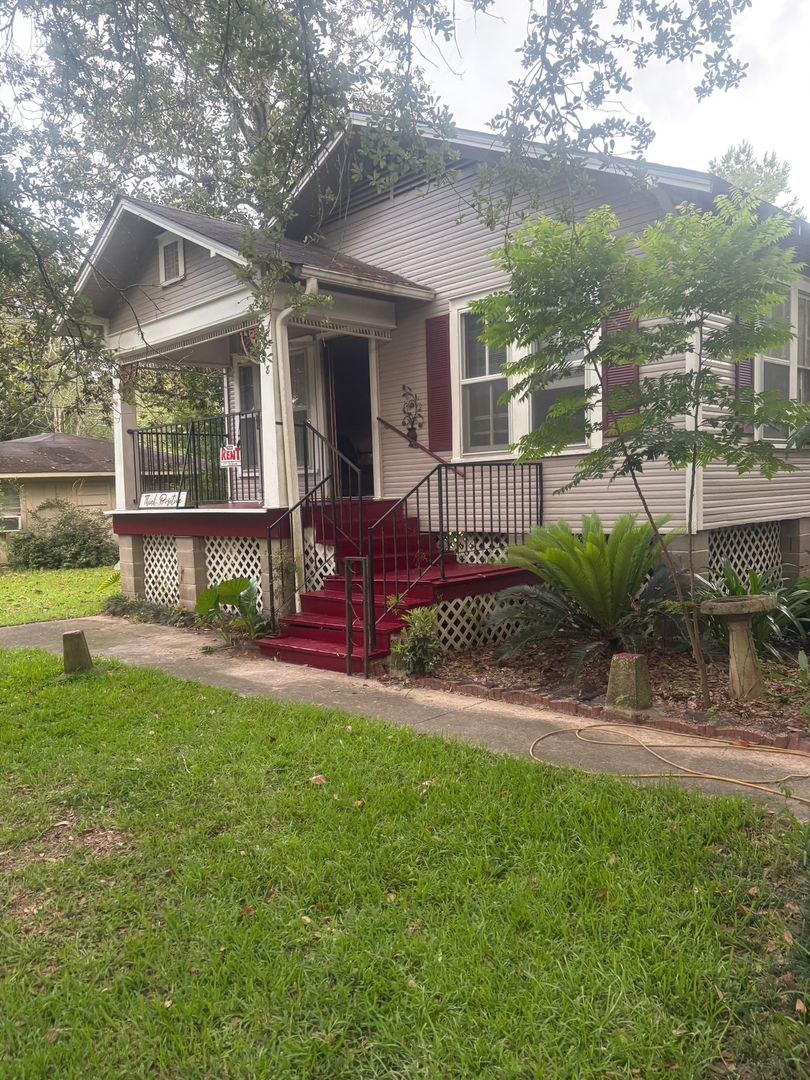 Denham Springs House: 518 Centerville St NW