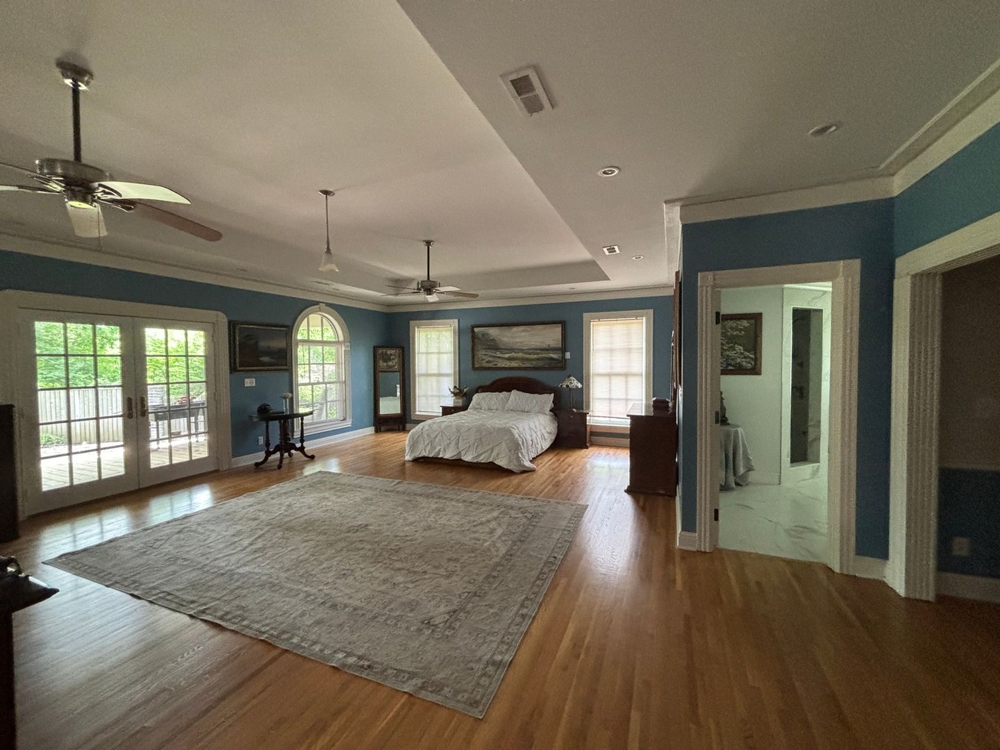 Nashville House: 615 W Meade Dr