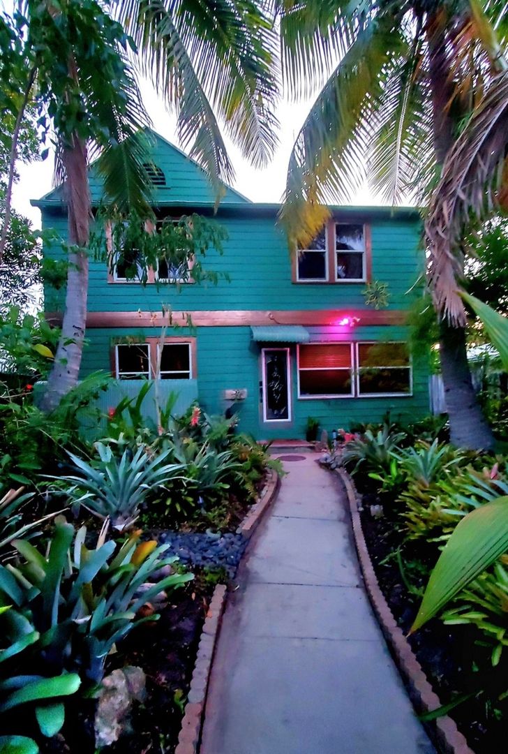 Lake Worth Beach House: 215 N Palmway