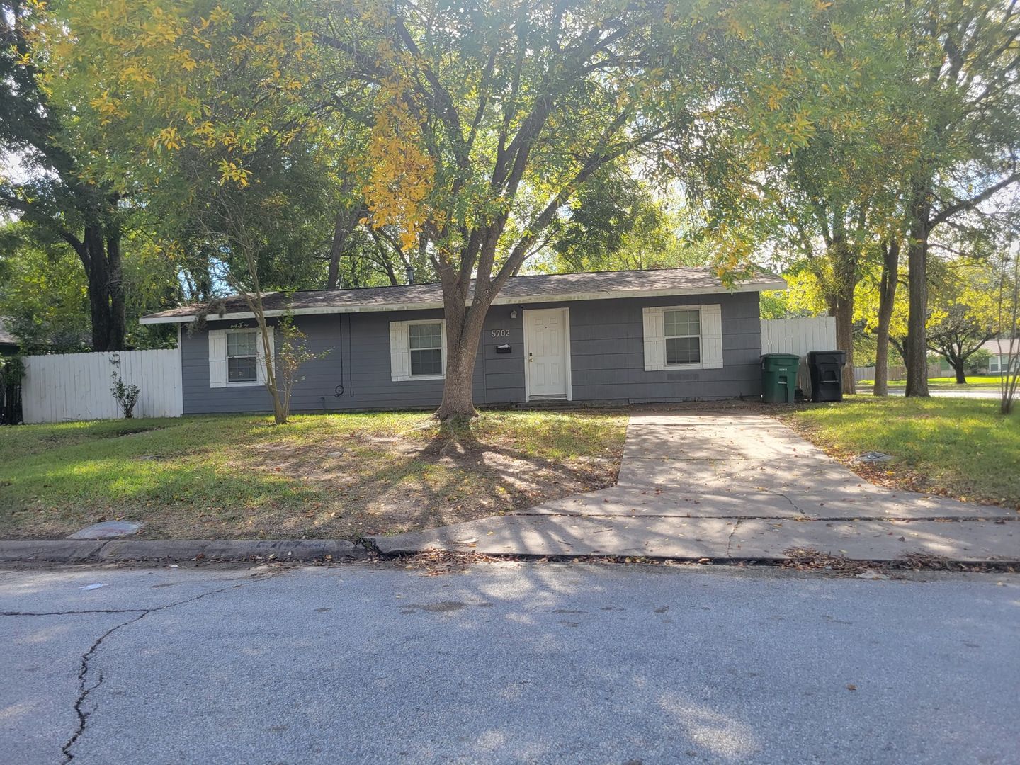 Houston House: 5702 Westover St