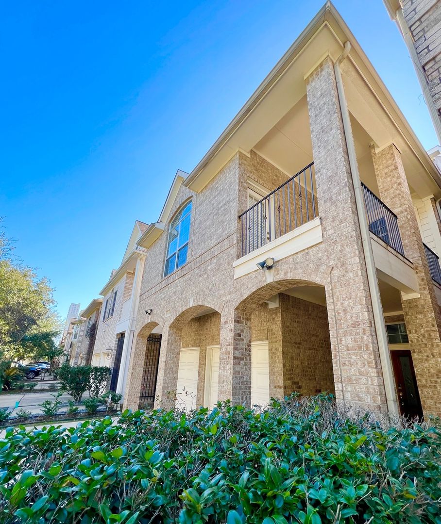 Houston House: 5457 Fairdale Ln