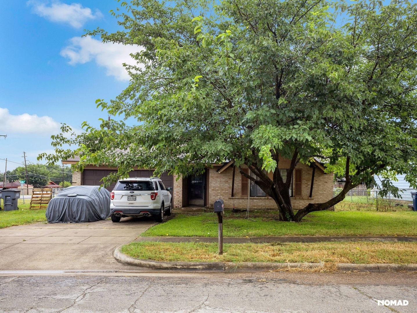 Lancaster House: 2654 Arlington Ln