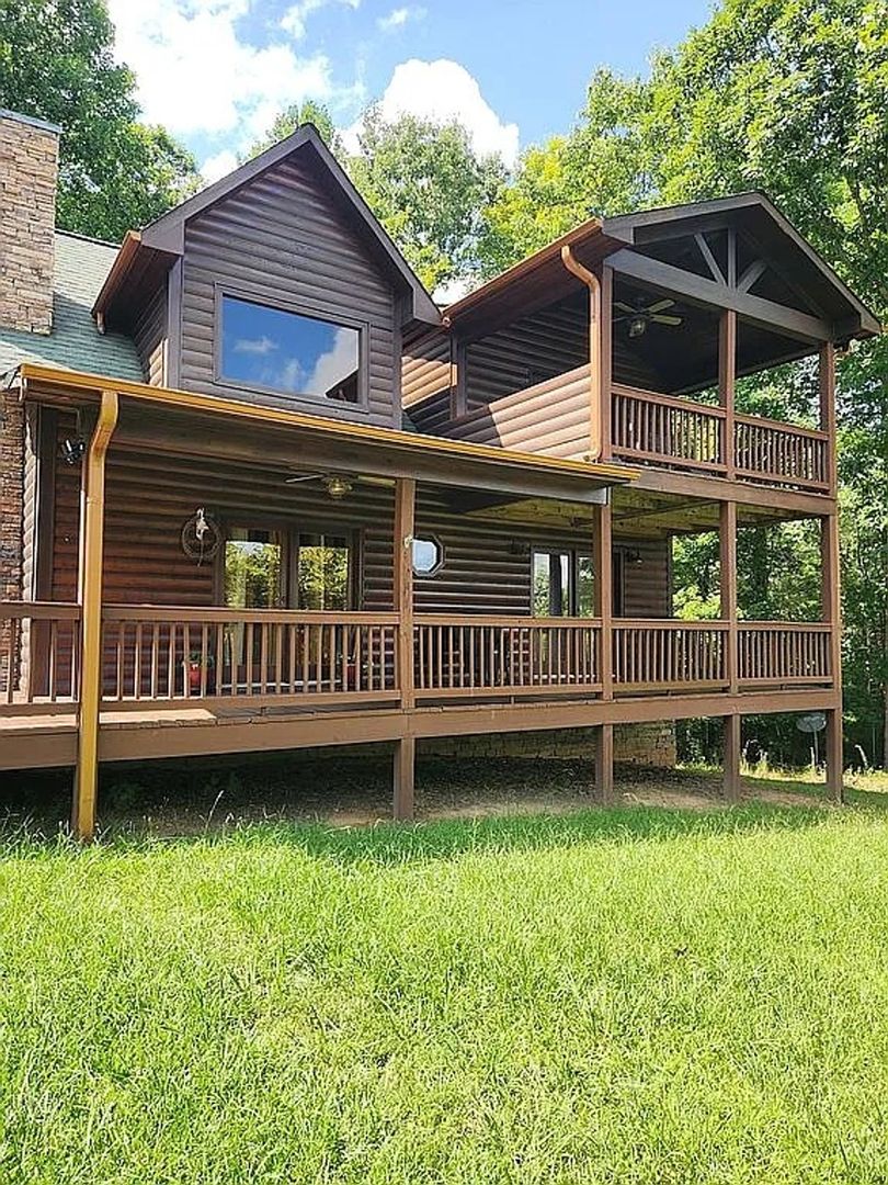 Blairsville House: 161 Clay Dr