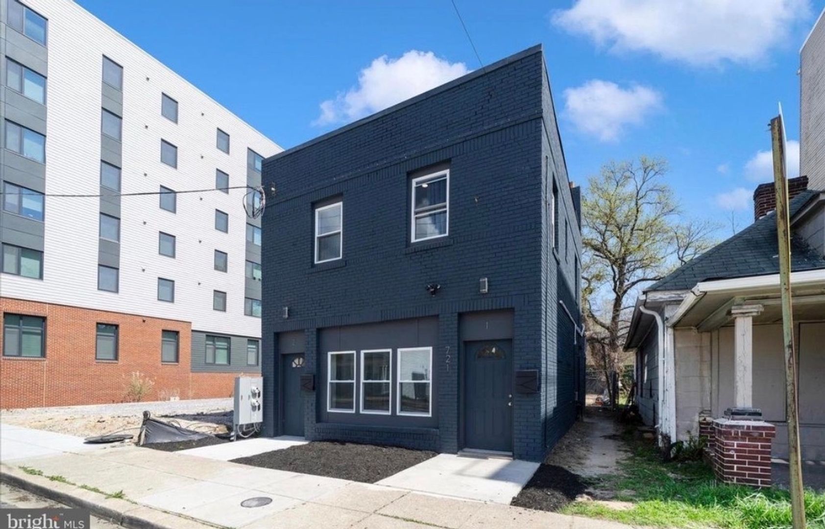 Washington Townhome: 721 50th St NE