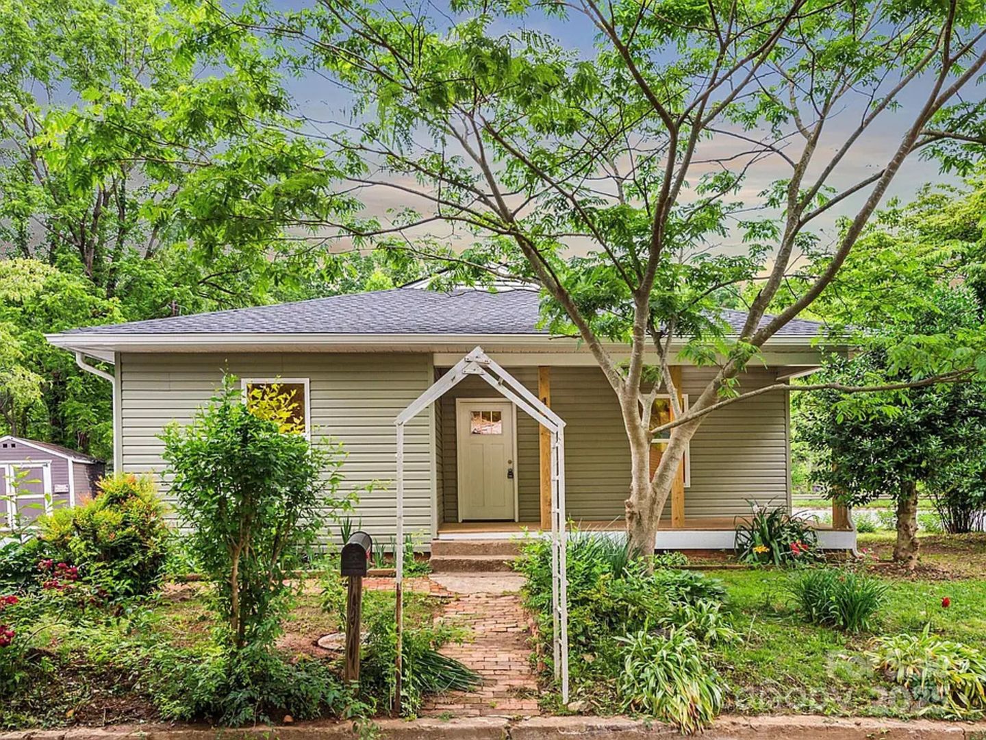 Swannanoa House: 123 Edwards Ave