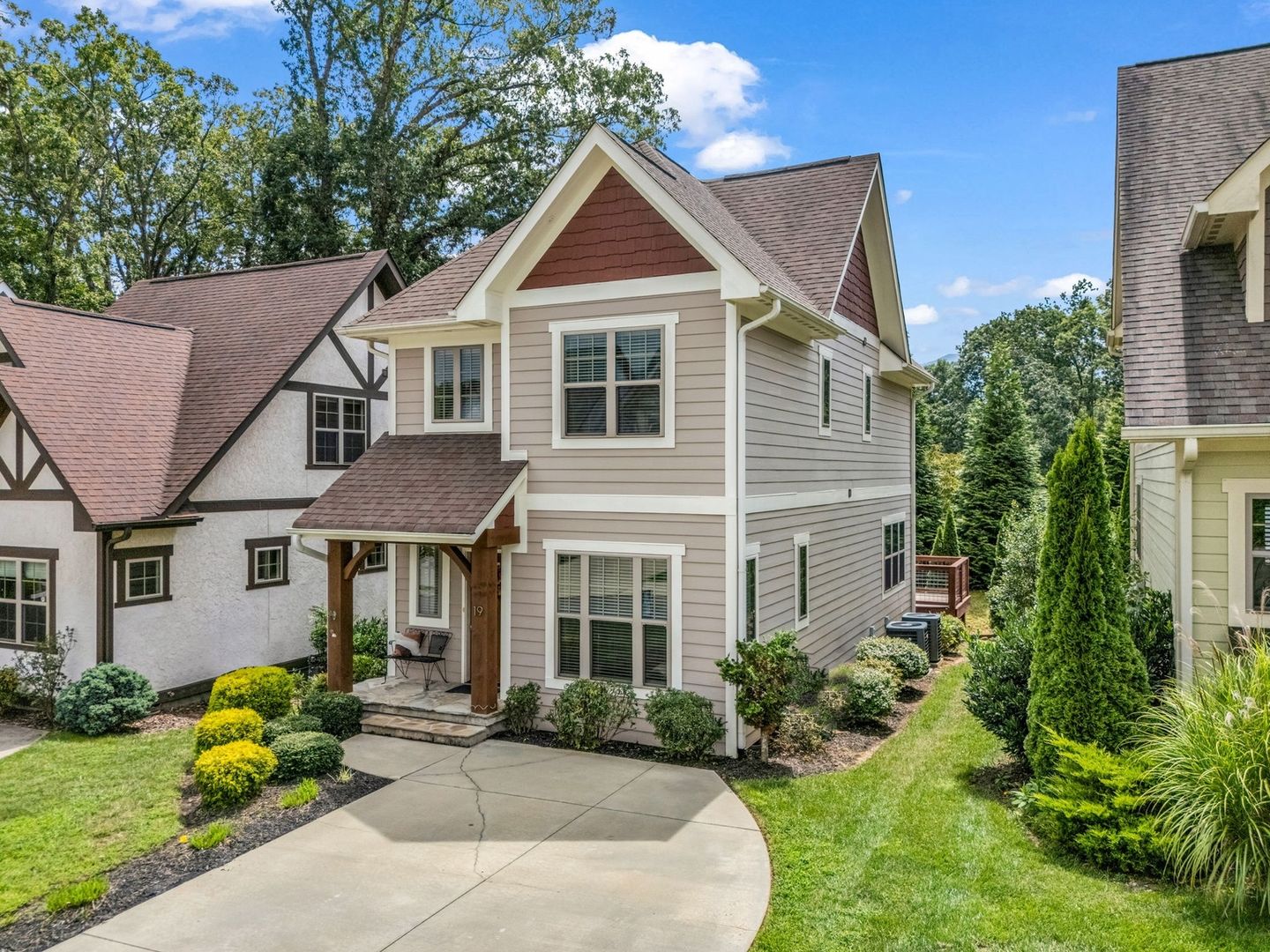 Black Mountain House: 19 Tudor Way